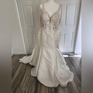 BRAND NEW- Essence of Australia D2675 Mermaid Ivory Plunge Sz 20